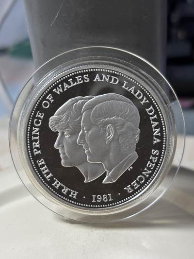 第185期拍卖 - 英国1981年28.28克精制纪念银币925银（戴安娜婚礼）原盒证书自然氧化，【银价378】
