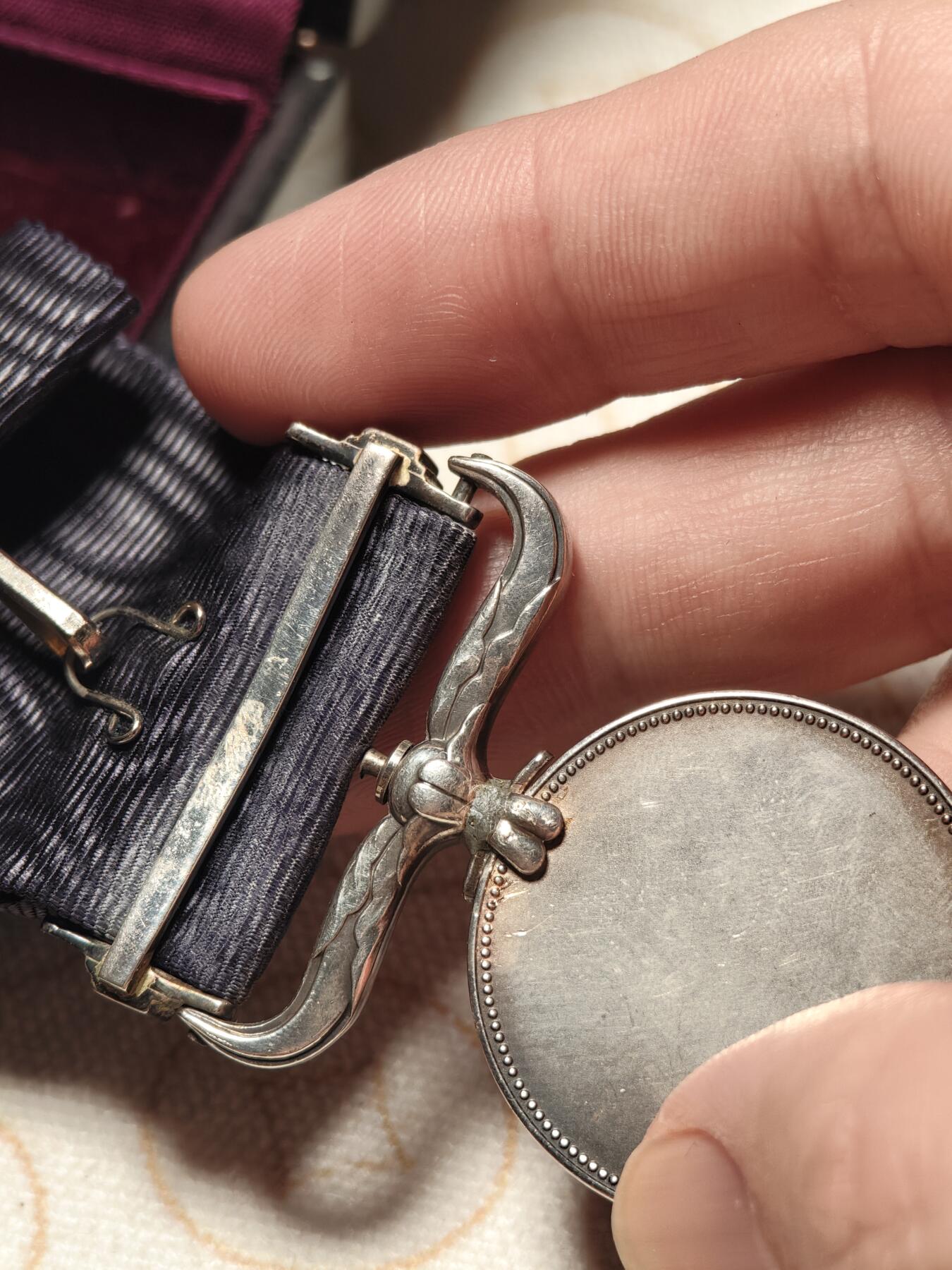 抚柳草堂-第二期章牌钱币 奖章勋章限时免佣 满百包邮 放漏专场 昭和五十四年褒章 银质原盒带蝴蝶结插针重26.7g 请注意挂环处有修复