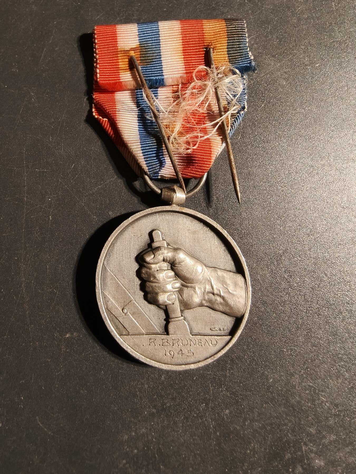 老王徽章第170期 法国银级铁路服务奖章    维希版1945实发