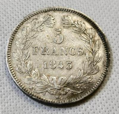 甄臻铺-世界币章拍卖（第44期）精品场拍品征集中，送拍享返佣金等优惠多多 近AU好品相，法国1843菲利普一世五法郎银币，原味老包浆，少见W厂，非常好品相，须发都非常清晰，背面花环叶子也清晰可辨，光银价就315元了，后市行情见长，这枚好品值得入手，细节见图