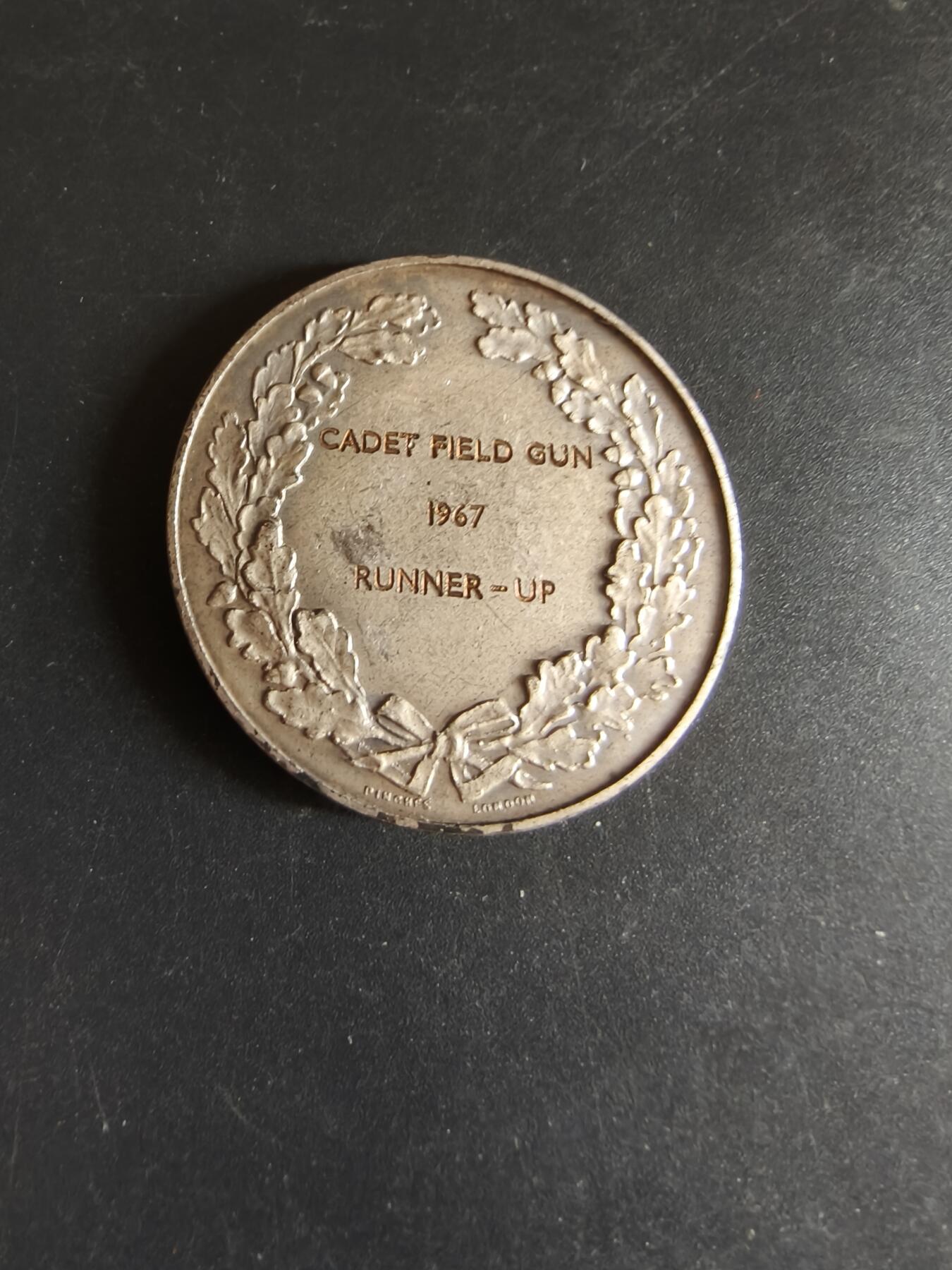 老王徽章第170期 英国1967年野战炮学员兵镀银铜章    直径39mm    .重量25.1g