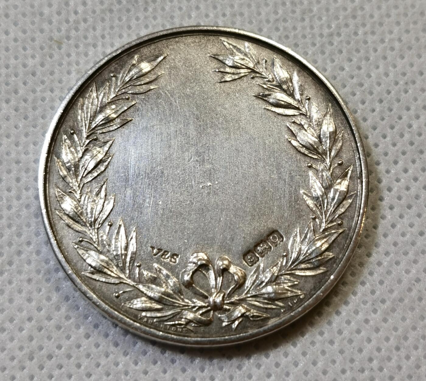 甄臻铺-世界币章拍卖（第44期）精品场拍品征集中，送拍享返佣金等优惠多多 1913年(按银标)英国Home Gardening Award of Merit园艺银质奖章，直径35.1毫米，重20.3克。正面刻有“HOME GARDENING AWARD OF MERIT”字样及花卉图案，背面环绕橄榄枝和蝴蝶结。细节见图