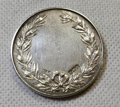 甄臻铺-世界币章拍卖（第44期）精品场拍品征集中，送拍享返佣金等优惠多多 1913年(按银标)英国Home Gardening Award of Merit园艺银质奖章，直径35.1毫米，重20.3克。正面刻有“HOME GARDENING AWARD OF MERIT”字样及花卉图案，背面环绕橄榄枝和蝴蝶结。细节见图