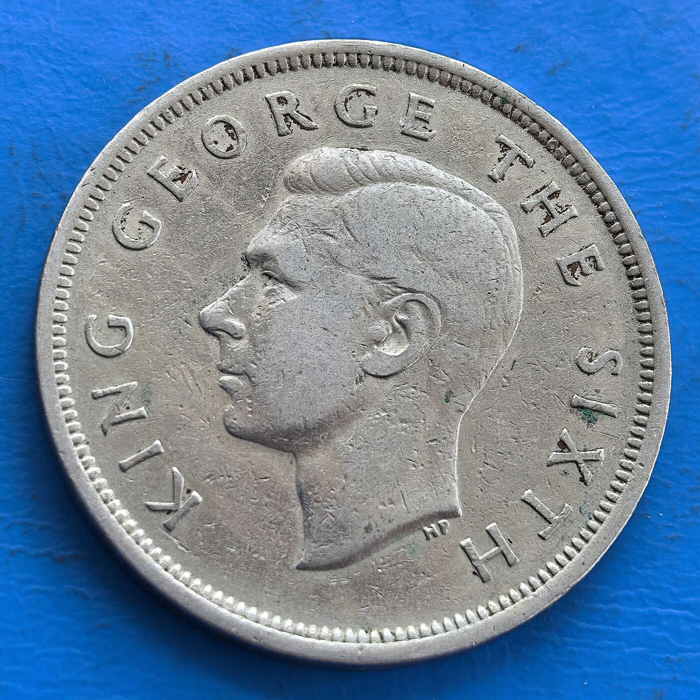 外国优质老铜币高银银币，周六九点倒数截拍，满百包邮，持续收拍 新西兰1950年半克朗，正面乔治六世像，背镌新西兰纹章，融合君主制与地域文化，见证新西兰货币历史。