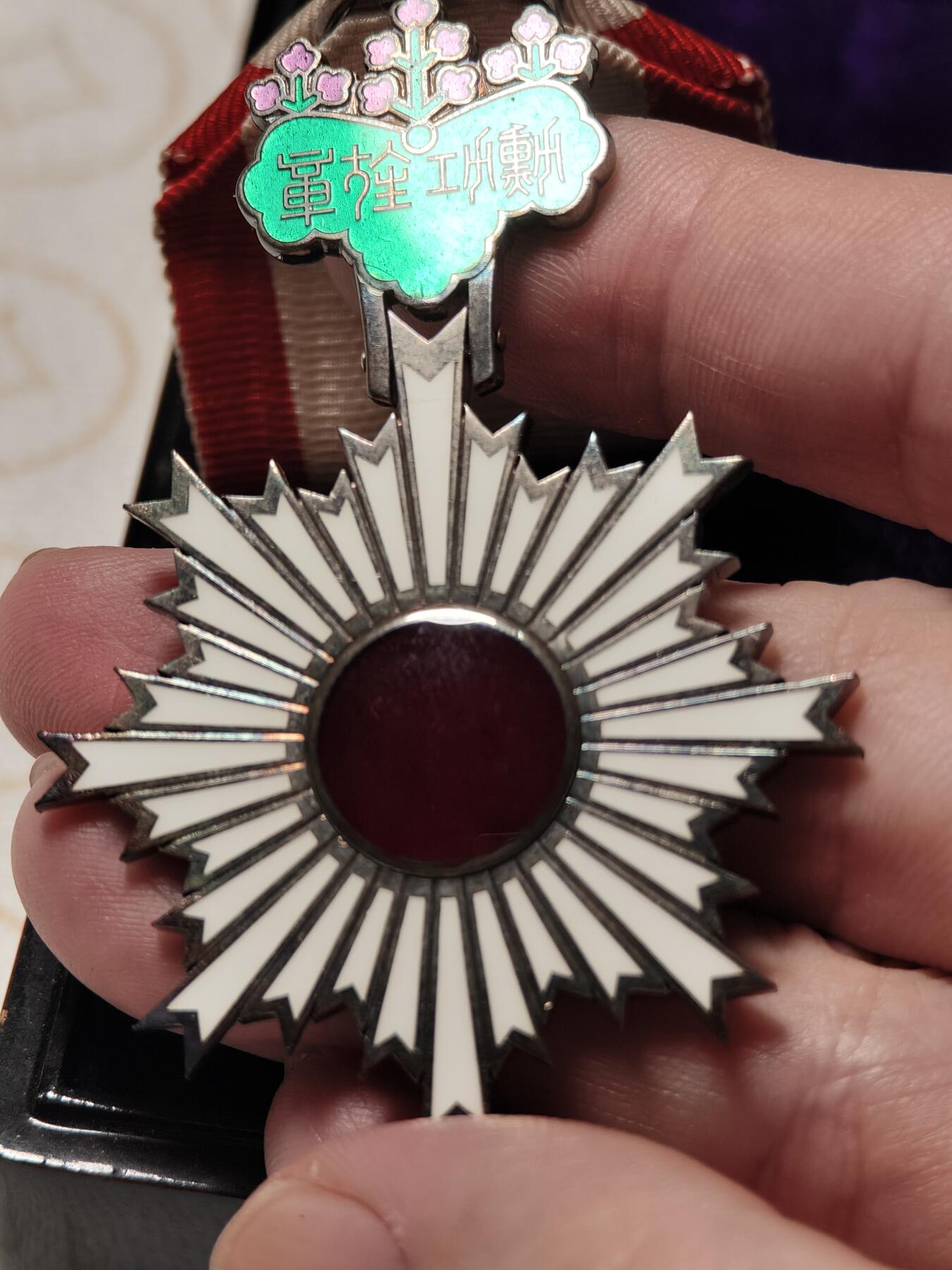 抚柳草堂-第二期章牌钱币 奖章勋章限时免佣 满百包邮 放漏专场 勋六等单光旭日章 银质36.9g七宝烧工艺 原盒带杯绶 品相很好推荐