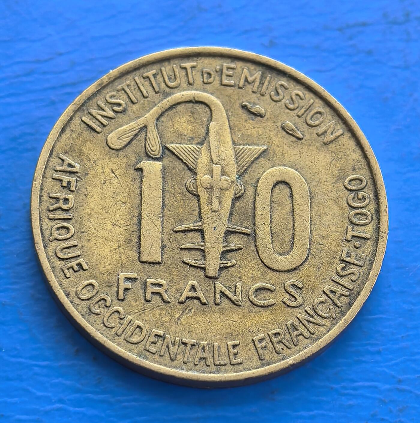 外国优质老铜币高银银币，周六九点倒数截拍，满百包邮，持续收拍 法属多哥1957年10法郎,正面锯鳐、背面瞪羚,由巴黎造币厂名家 Lucien Bazor 雕刻，艺术感强；发行于非洲去殖民化前夕，记录法属殖民末期货币 “本土元素 + 宗主国体系” 的融合；