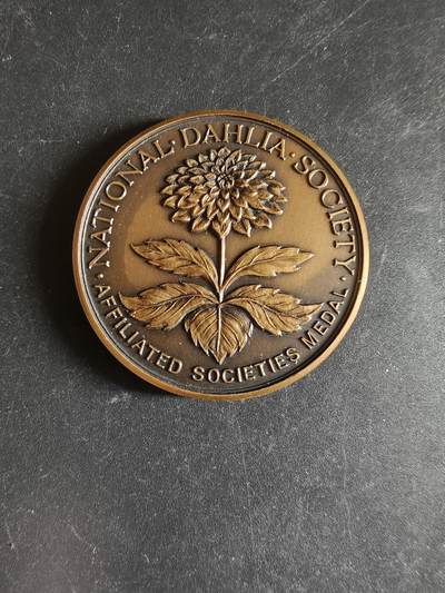 老王徽章第170期 - 英国国家大丽花协会铜章     直径39mm    重量25.9g