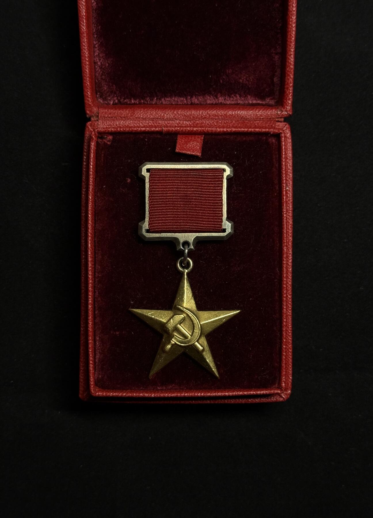 欢庆元旦！戎马世界章牌大赏第109期元旦大拍 苏联社会主义劳动英雄金星奖章，带原盒，号段6461，挂环处有修补焊接痕迹，授予乌兹别克斯坦牧羊人巴迪马诺夫.贾拜，该得主为二次小金星得主，非常少见