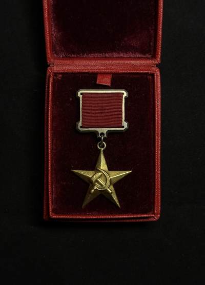 欢庆元旦！戎马世界章牌大赏第109期元旦大拍 - 苏联社会主义劳动英雄金星奖章，带原盒，号段6461，挂环处有修补焊接痕迹，授予乌兹别克斯坦牧羊人巴迪马诺夫.贾拜，该得主为二次小金星得主，非常少见
