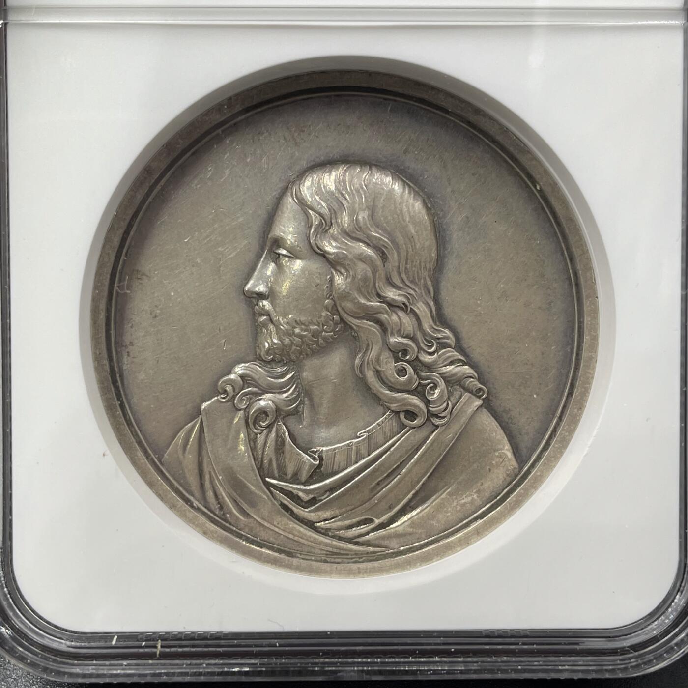 「木头集藏」“冬至雅藏”——章牌精品专场！ 德国耶稣受洗银章，MS 61,直径：42mm，34.6g，少见银章！正面刻画耶稣受洗场景：施洗约翰为耶稣施洗，上方有象征圣灵的白鸽，这是基督教经典的宗教题材，还原了《圣经》中耶稣在约旦河受洗的情节。背面德语铭文SEELIG WER DA GLAUBET UND GETAUFT WIRD，直译是“信而受洗的人，必然得救”，这句话出自《马可福音》，是基督教关于洗礼与救赎的核心教义之一。