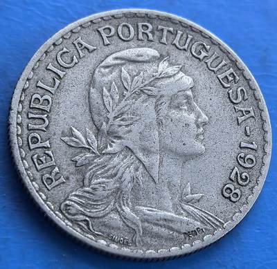 外国优质老铜币高银银币，周六九点倒数截拍，满百包邮，持续收拍 - 葡萄牙 1928 年共和女神1埃斯库多，正面是头戴月桂冠、象征共和的女性头像，环绕 “REPUBLICA PORTUGUESA - 1928” ，由雕刻师 SUORES 设计；背面为葡萄牙国徽，搭配橄榄枝、“1 ESCUDO” 铭文。见证葡萄牙共和时期历史，设计融合古典象征与国家身份，对研究葡货币文化、历史政体意义独特，历经近百年留存，是历史与艺术价值兼具的实物 。