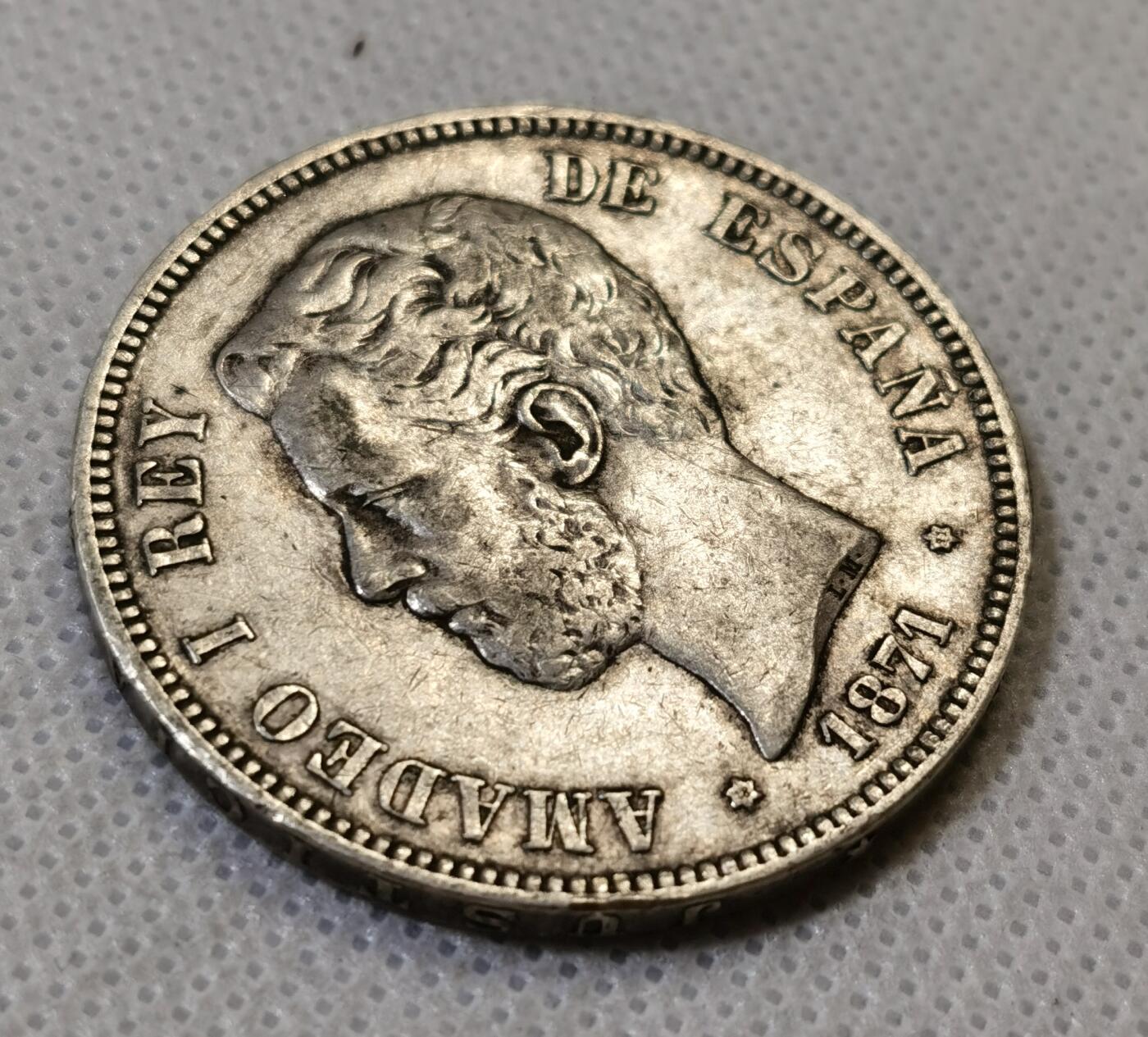 甄臻铺-世界币章拍卖（第44期）精品场拍品征集中，送拍享返佣金等优惠多多 好品相西班牙1871阿玛迪奥一世五比塞塔银币，须发清晰，XF45标准器，现在这枚光银价就315元了，后市行情见长，好品值得入手，细节见图