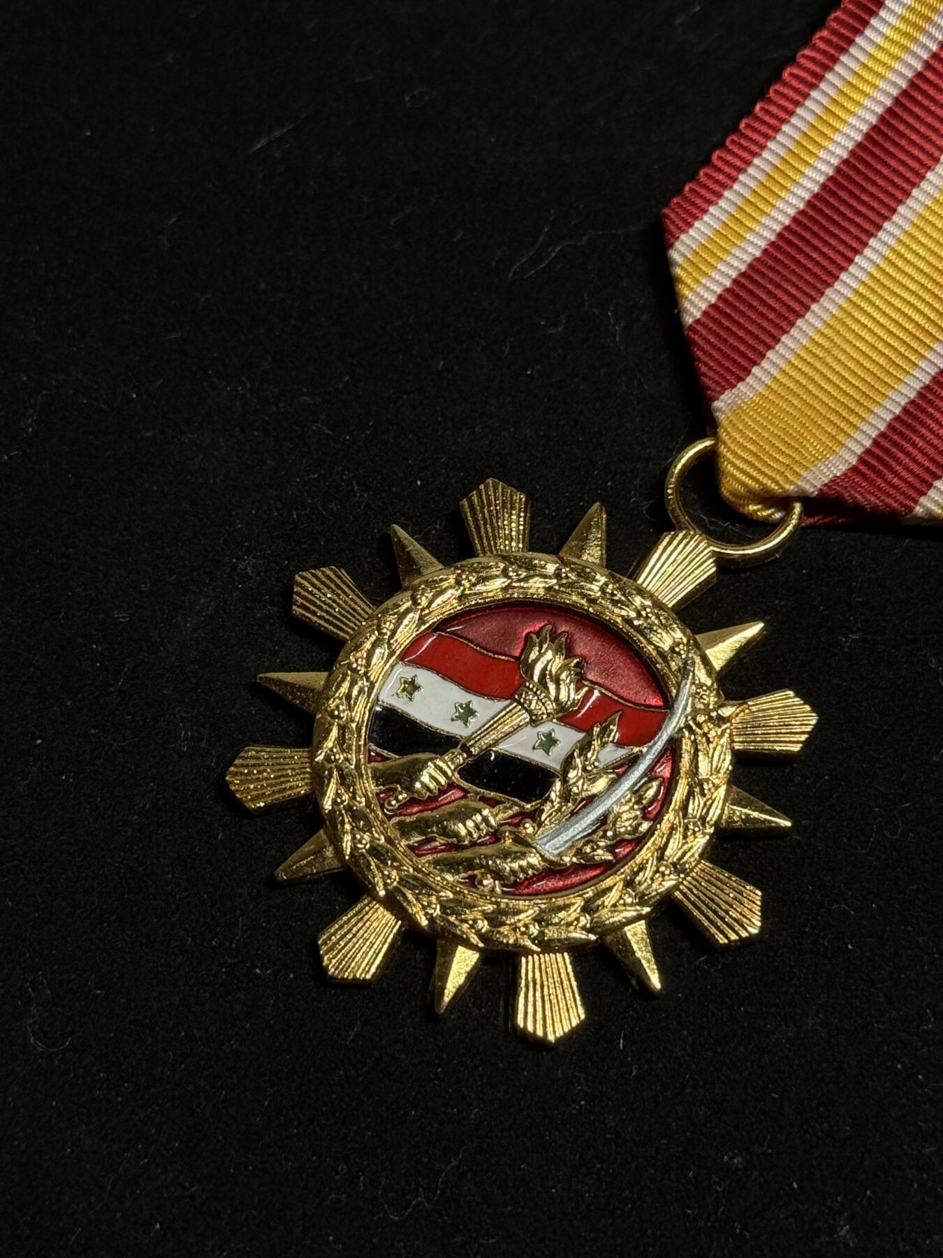 欢庆元旦！戎马世界章牌大赏第109期元旦大拍 叙利亚15年长期服役奖章，自从去年阿萨德跑路之后已经永远绝版