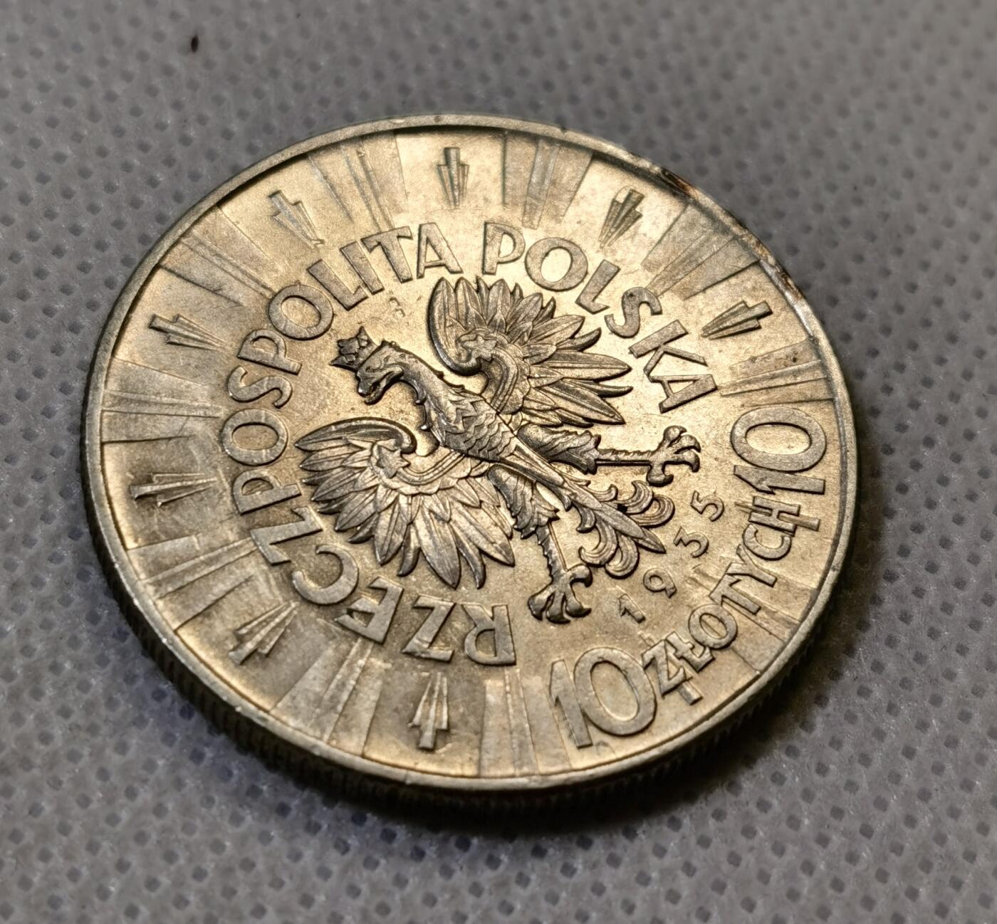 甄臻铺-世界币章拍卖（第44期）精品场拍品征集中，送拍享返佣金等优惠多多 UNC品相波兰1935毕苏斯基10兹罗提银币，波兰系列好品本就少见，这个品种更是名誉品种之一，细节见图