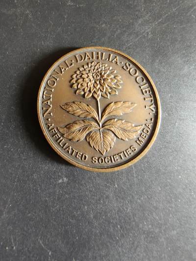 老王徽章第170期 - 英国国家大丽花协会铜章     直径39mm    重量25.9g