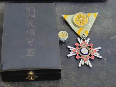 各国勋章奖章拍卖第45期 - 日本勋四等瑞宝章，白字带盒略