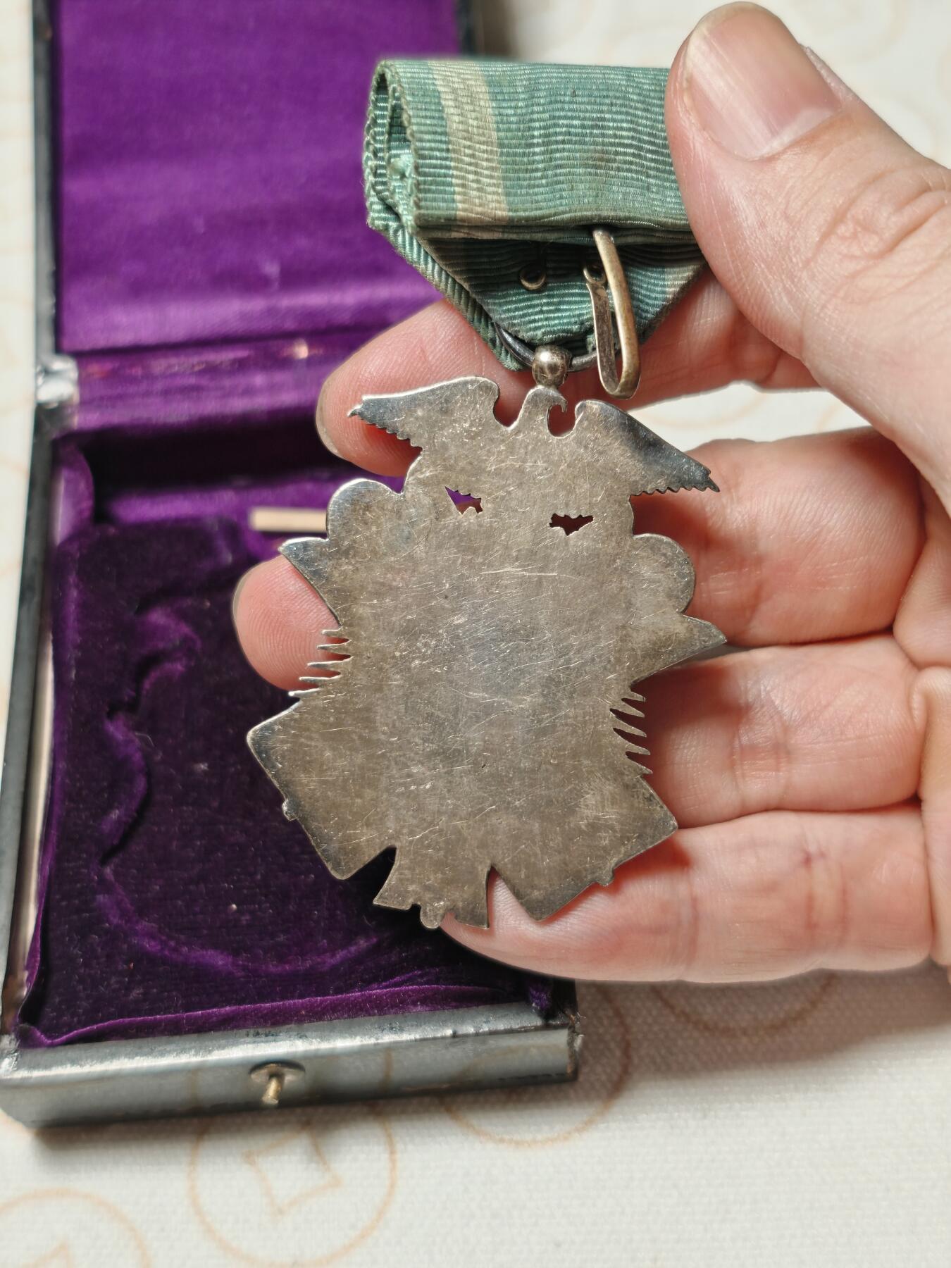 抚柳草堂-第二期章牌钱币 奖章勋章限时免佣 满百包邮 放漏专场 七鸟 勋七级金鵄勋章 银质30.2g 原盒有点轻微变形