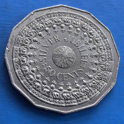 外国优质老铜币高银银币，周六九点倒数截拍，满百包邮，持续收拍 - 澳大利亚1977年伊丽莎白二世女王银禧50分纪念币。以繁复王冠等纹饰围绕 “SILVER JUBILEE 50 CENTS”，八边形形制独特，是记录王室重要时刻、兼具艺术与历史价值的钱币藏品 。