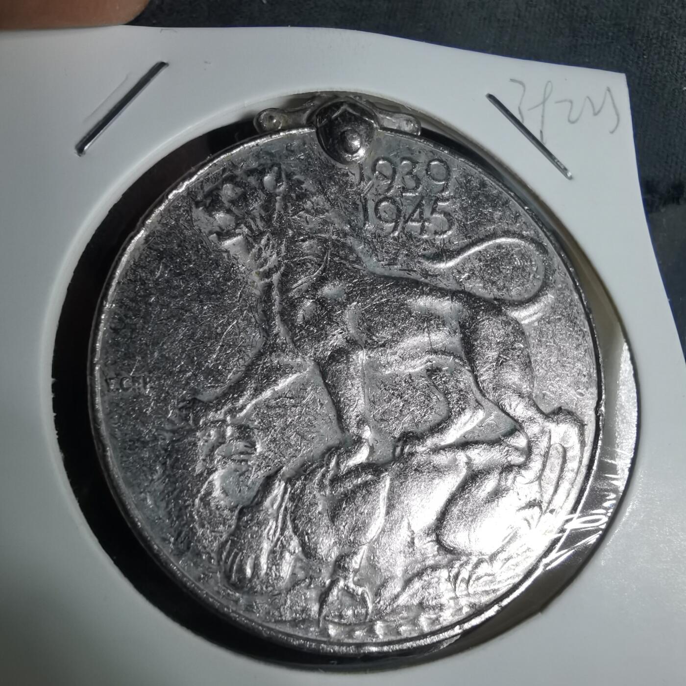 沼泽如烟--第939场 英国1945年二战纪念章