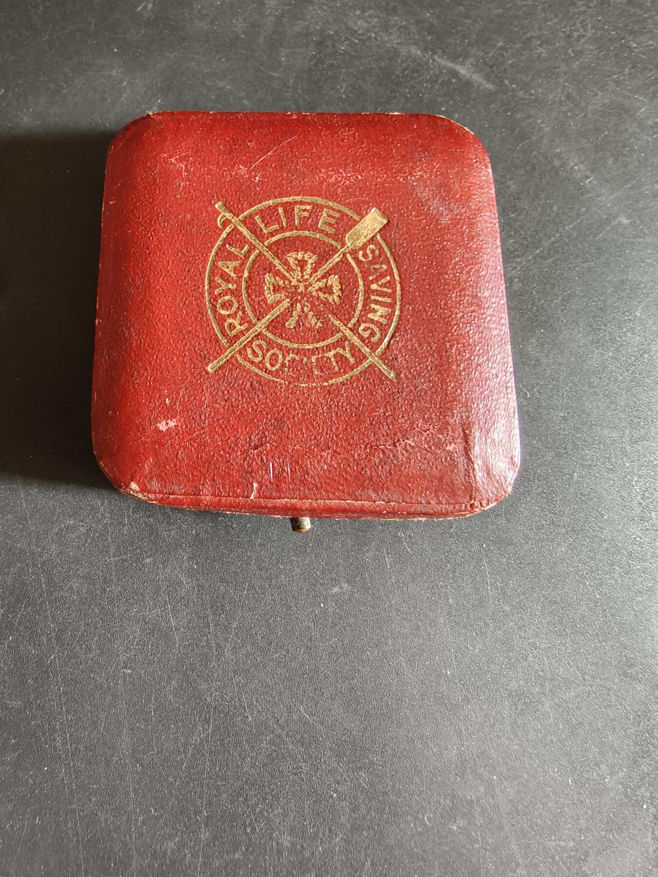 老王徽章第170期 英国铜级拯救生命协会奖章    1935年实发     原盒