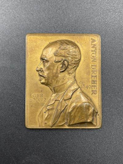 「木头集藏」“冬至雅藏”——章牌精品专场！ - Anton Scharff～1895年奥地利啤酒大亨德雷尔矩形铜章，尺寸：36×45mm。正面是德雷尔啤酒厂的老板、当时被人称为“维也纳酿酒大帝”的安东·德雷尔，背面文字写的是啤酒厂的产量和四大产地。德雷尔啤酒厂在淡色拉格啤酒发展史上有着重要地位，其在1898年产量达到125万百升，成为当时世界上产量最高的啤酒厂，产品远销世界各地。