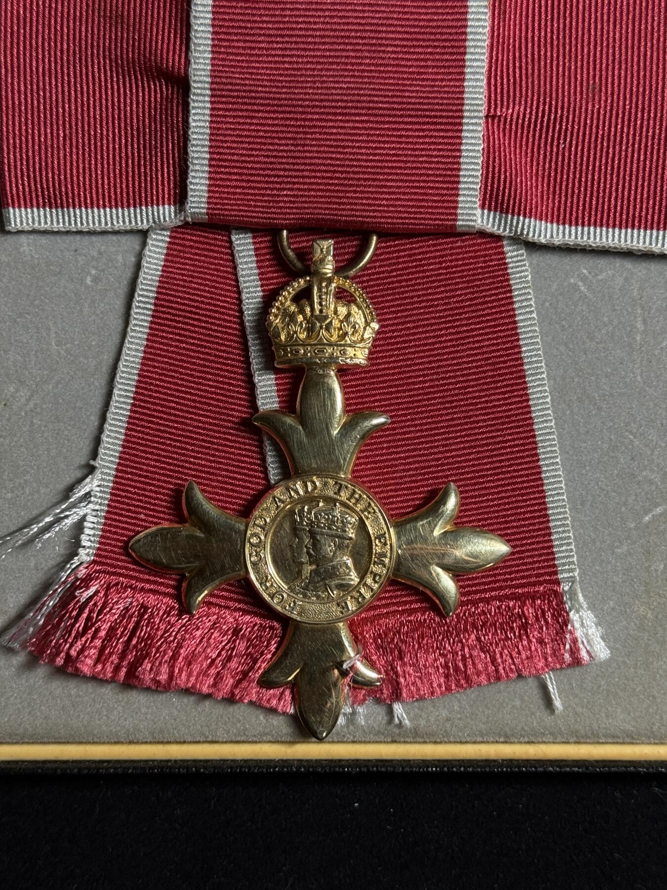欢庆元旦！戎马世界章牌大赏第109期元旦大拍 英国军官级大英帝国勋章，女版，银制，带盒