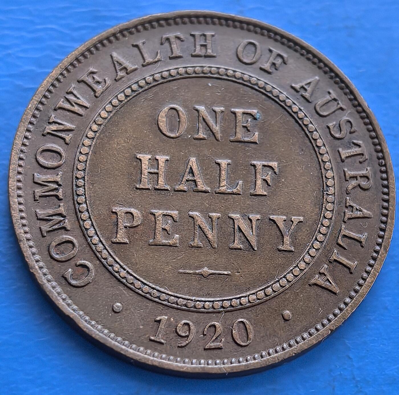 外国优质老铜币高银银币，周六九点倒数截拍，满百包邮，持续收拍 澳大利亚1920年半便士铜币，亮点颇多：正面是英王乔治五世戴皇冠、着朝服的左侧面像，由澳雕塑家埃德加・伯特伦・麦肯纳设计，彰显殖民统治与王室权威；背面铸 澳大利亚联邦）、半便士及纪年 “1920” 。它见证澳联邦早期货币史，材质、工艺及独特铭文，对研究英联邦货币关联、澳殖民文化意义重大，是兼具历史与收藏价值的老币 。