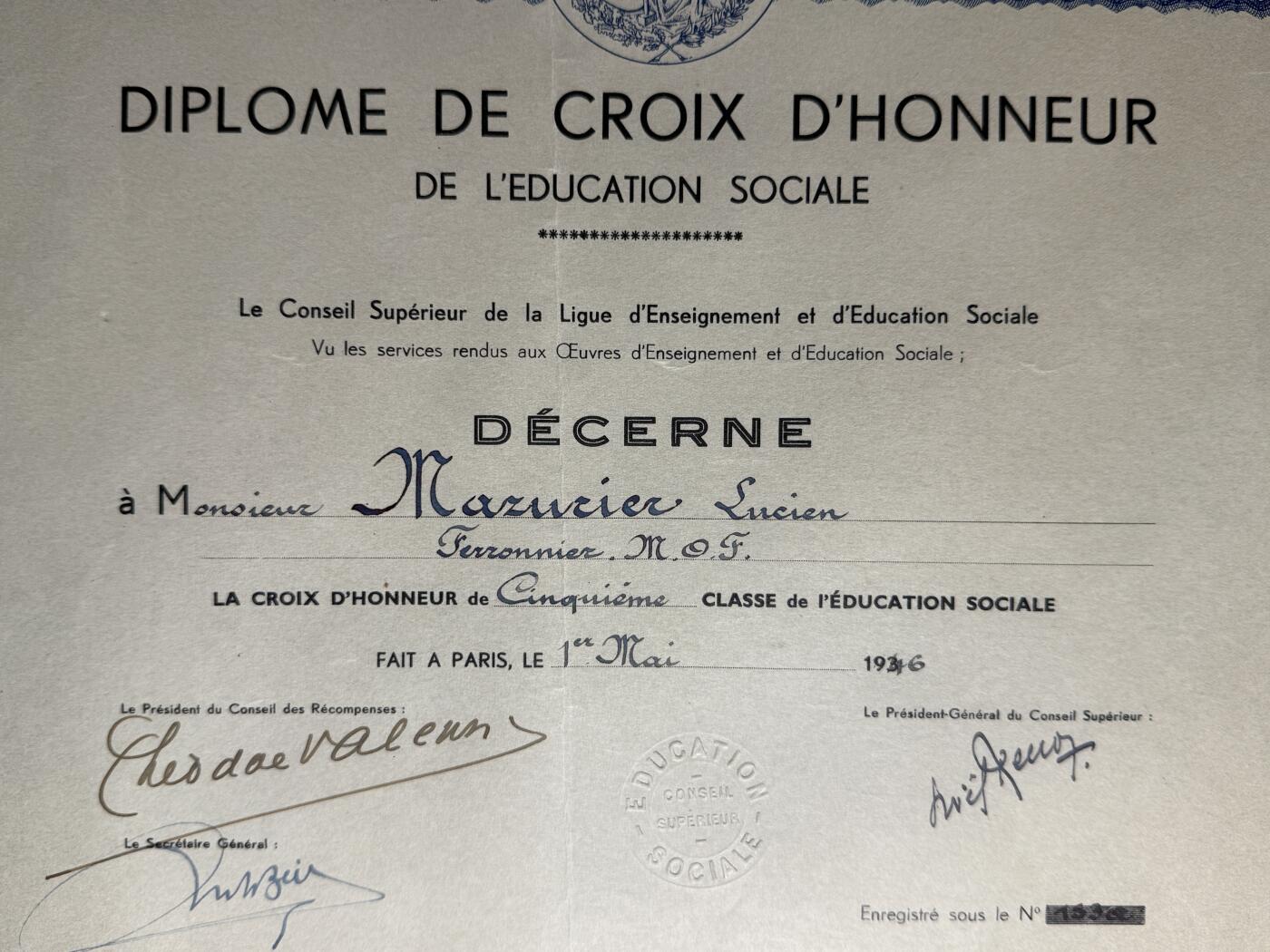 欢庆元旦！戎马世界章牌大赏第109期元旦大拍 法国社会教育荣誉十字勋章证书，1936年法国教学与社会教育联盟最高委员会 授予Lucien Adrien Mayriller