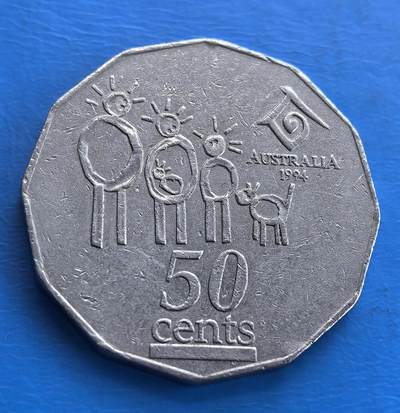 外国优质老铜币高银银币，周六九点倒数截拍，满百包邮，持续收拍 - 澳大利亚1994年国际家庭年50分纪念币，以简约人形、房屋、动物图案，勾勒生活场景，八边形形制独特，是展现澳本土人文气息、具收藏价值的钱币 。