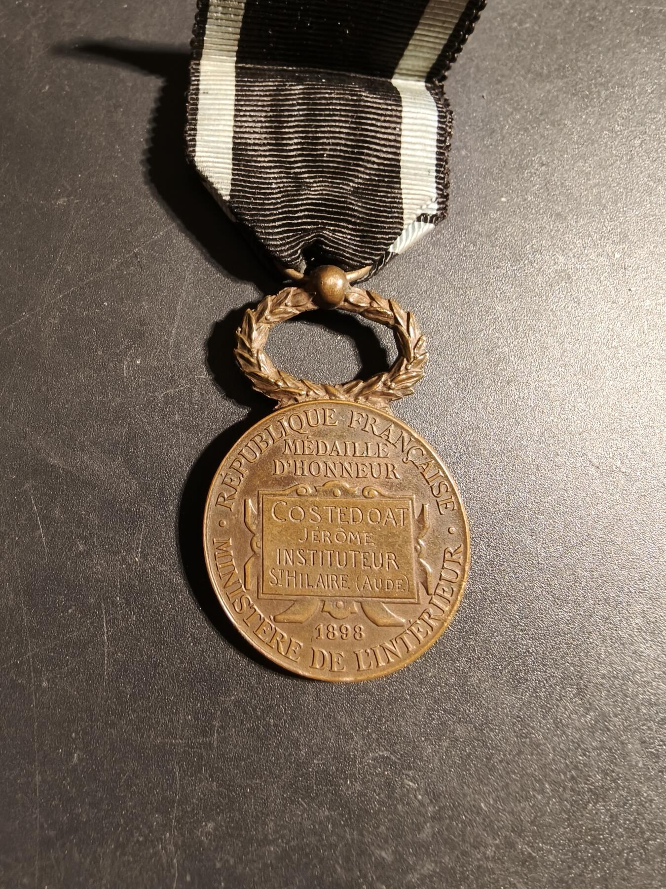 老王徽章第170期 法国铜级内政部荣誉奖章    1898年实发   获得者为小学教师