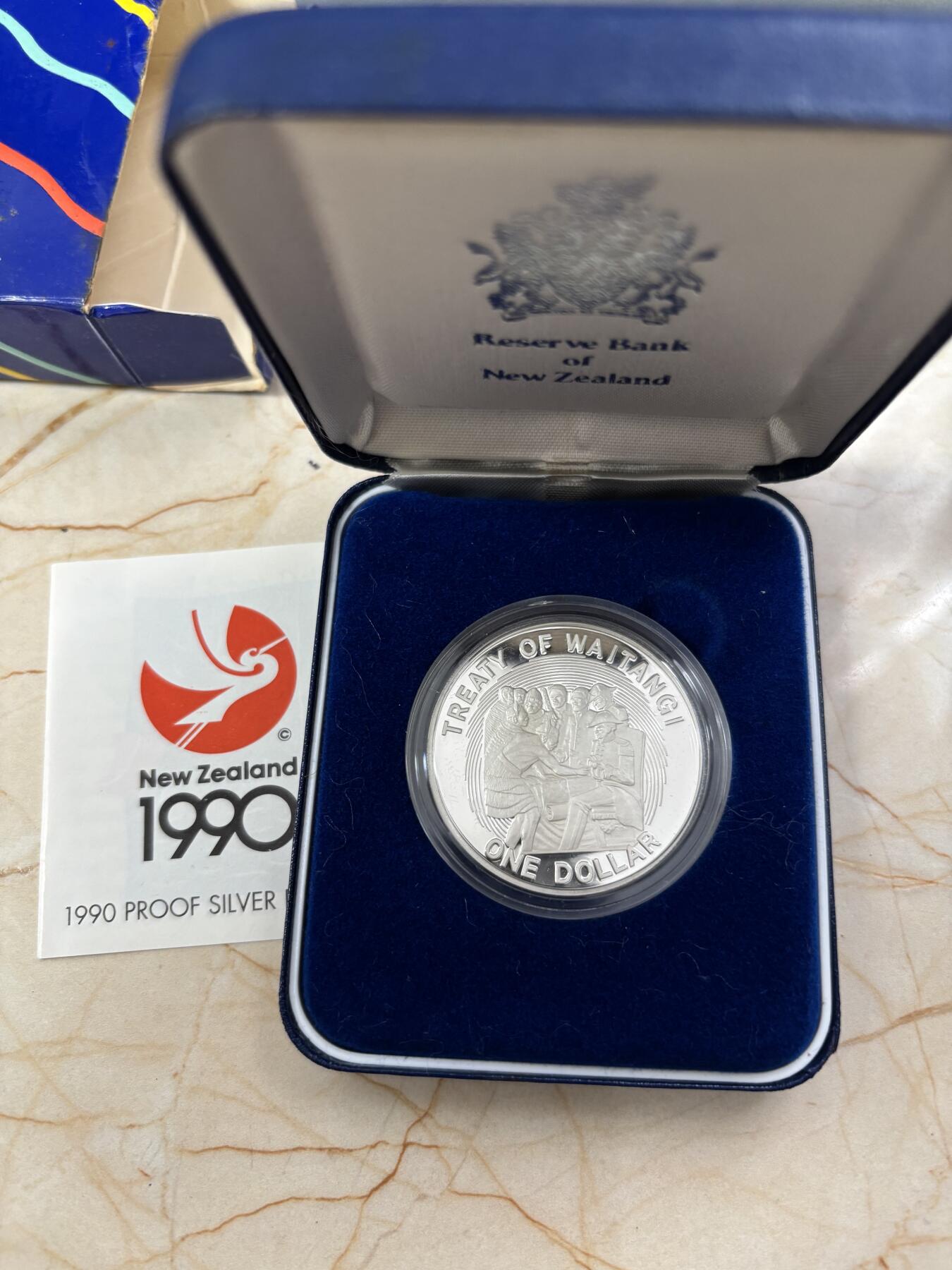 第185期拍卖 新西兰1990年怀唐伊条约签署1元精制纪念银币原盒证书，27.22克，925银.白银价355元