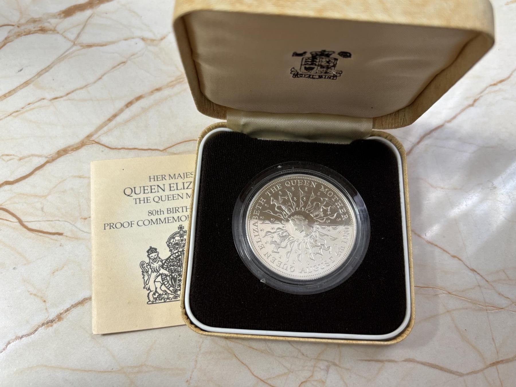 第185期拍卖 英国 1980年  女王母亲80岁生日25便士精制克朗银币原盒证书。925银 28.07克 发行量：25万枚 币有氧化，【银价374】