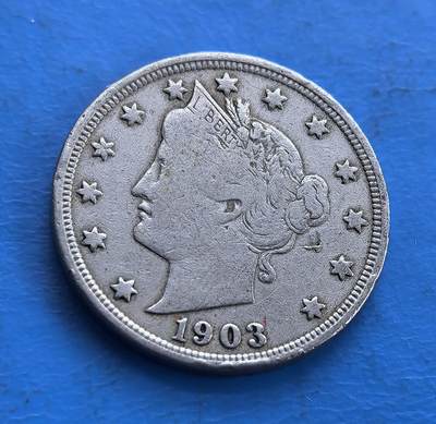 外国优质老铜币高银银币，周六九点倒数截拍，满百包邮，持续收拍 - 美国1903 年自由女神 5 分，正面是头戴 “LIBERTY” 冠饰的自由女神像，环饰星星，纪年 “1903”；背面铸 “UNITED STATES OF AMERICA 5 CENTS” ，搭配花环与 “V” 字（代表 5 分），体现美国货币文化。镍币材质、经典自由女神设计，对研究美国 19 世纪末 - 20 世纪初货币史、文化象征意义独特，是承载百年历史的实物