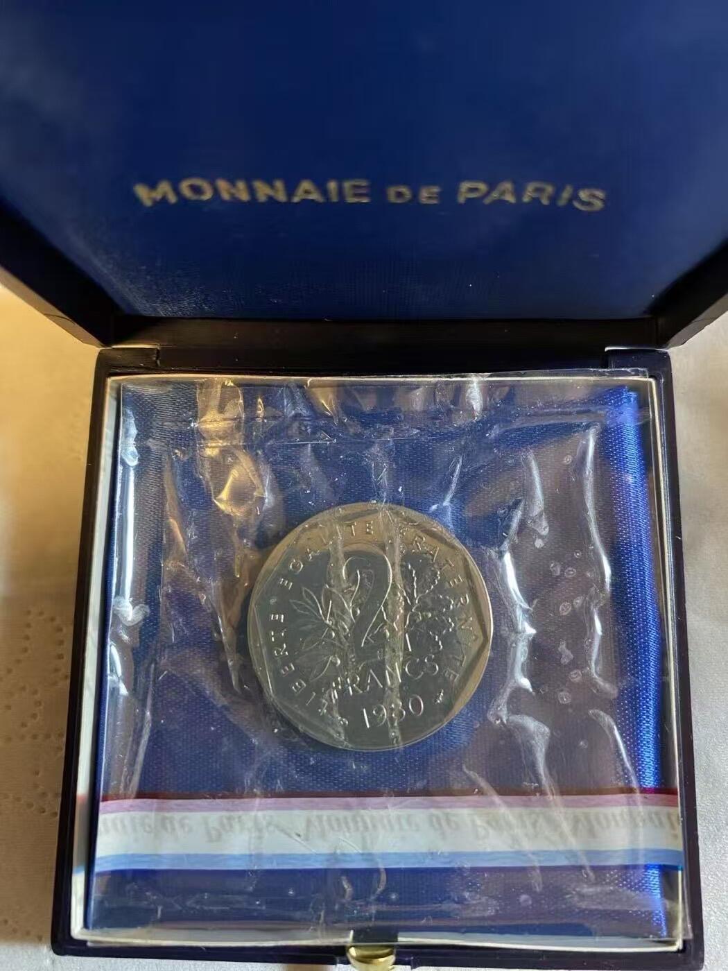 ❤️【币观天下】❤️ 第335期钱币拍卖- 2025.12.19周五晚上6点半场-长期征集拍品 1980年法国播撒女神2法郎加厚镍币带盒子 稀少