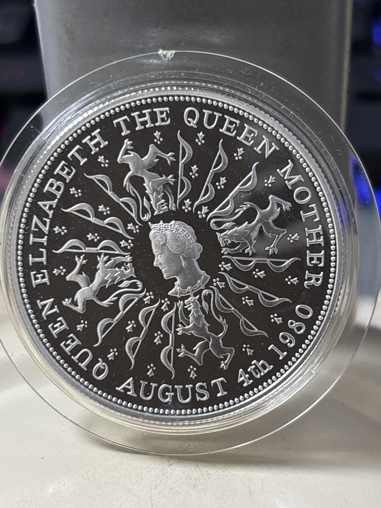 第185期拍卖 英国 1980年  女王母亲80岁生日25便士精制克朗银币原盒证书。925银 28.07克 发行量：25万枚 币有氧化，【银价374】