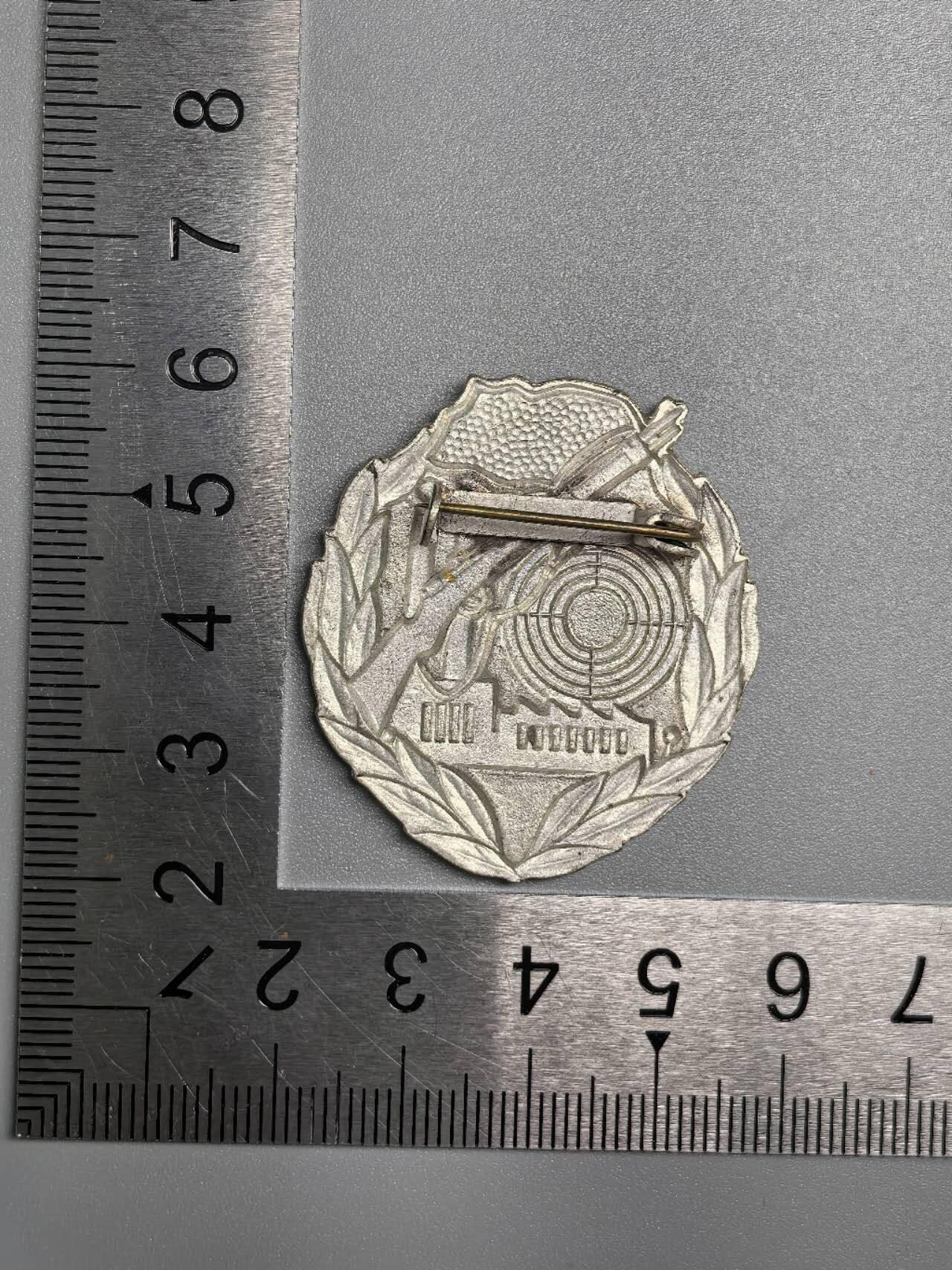 小驴勋章奖章收藏12月20日周六晚六点拍卖（珍爱和平，收藏战争，铭记历史，勿忘国耻，忠党爱国。有偿代拍，送拍规则在简介最后，参拍须阅读规则后再参拍，关系到运费包装发货时效真假辨别等关键信息，拍卖时不再发原图，看大图店主微信码在拍卖店铺介绍里）