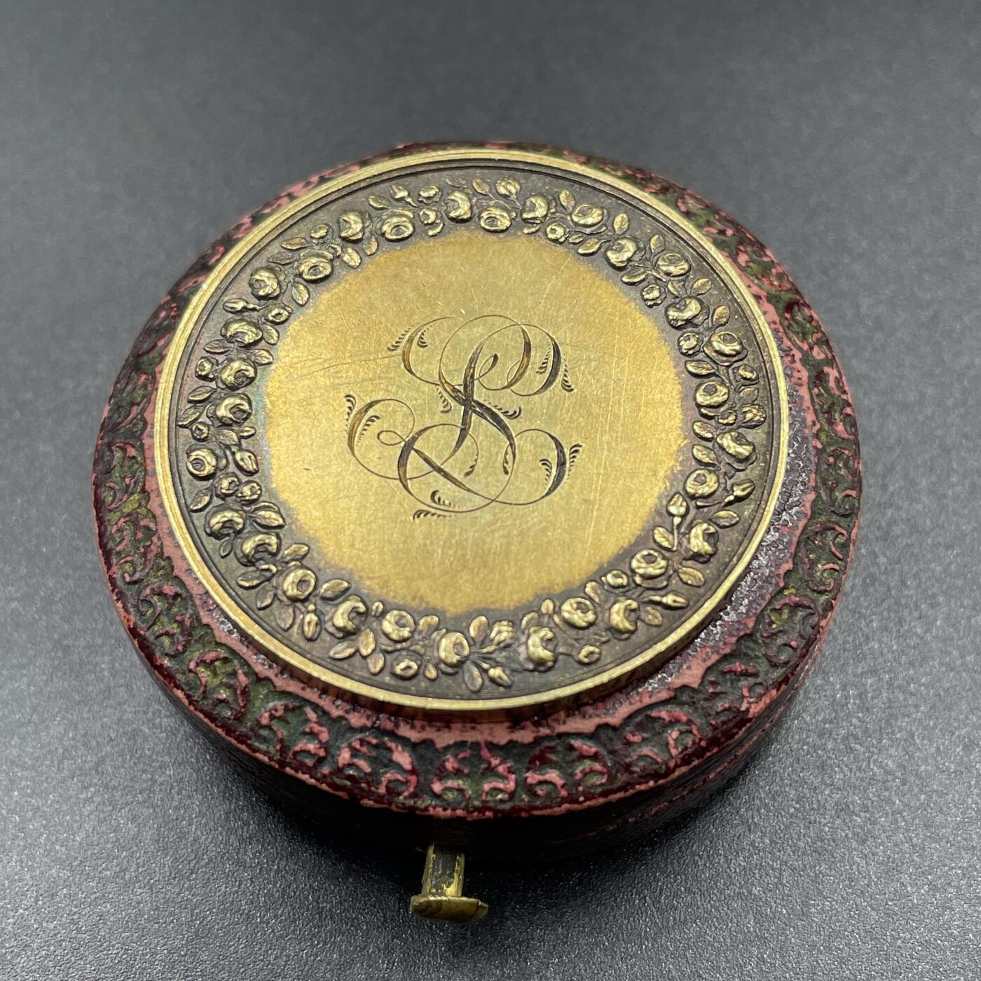 「木头集藏」“冬至雅藏”——章牌精品专场！ 1842年法国婚礼镀金原盒银章，直径：36.3 mm，21.6 g，边铭：油灯，少见早期镀金版本，品相不错，原皮盒正常使用。