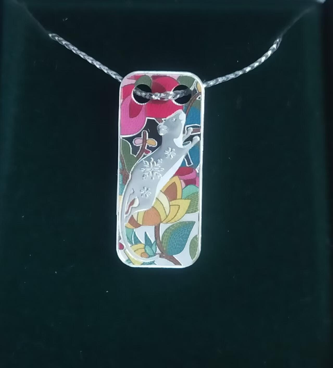 ❤️【币观天下】❤️ 第335期钱币拍卖- 2025.12.19周五晚上6点半场-长期征集拍品 纽埃2020年，中国生肖-鼠年. 激光镭射磨砂、彩色、矩形幸运吊坠、珠宝级精制银币. 盒证全. 美丽极了. 中国元素. 原价135美元