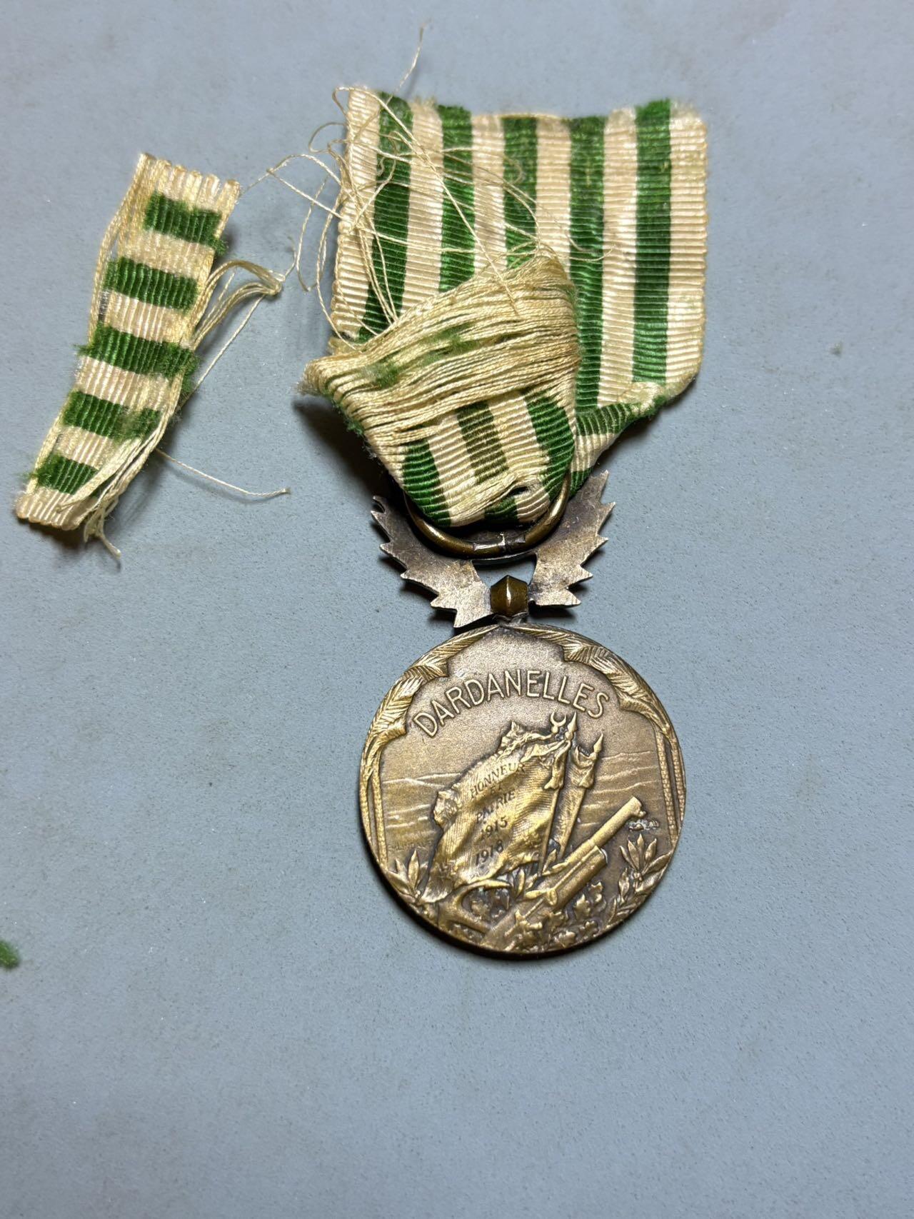 盛世勋华——号角文化勋章邮票专场拍卖第294期 法国1915年达达尼尔战役奖章（加里波第登陆作战）少见的一战奖章 带巴黎造币局厂标 官发原厂原绶带，法国战役章最少见的品种之一，别拿后造，补发来比