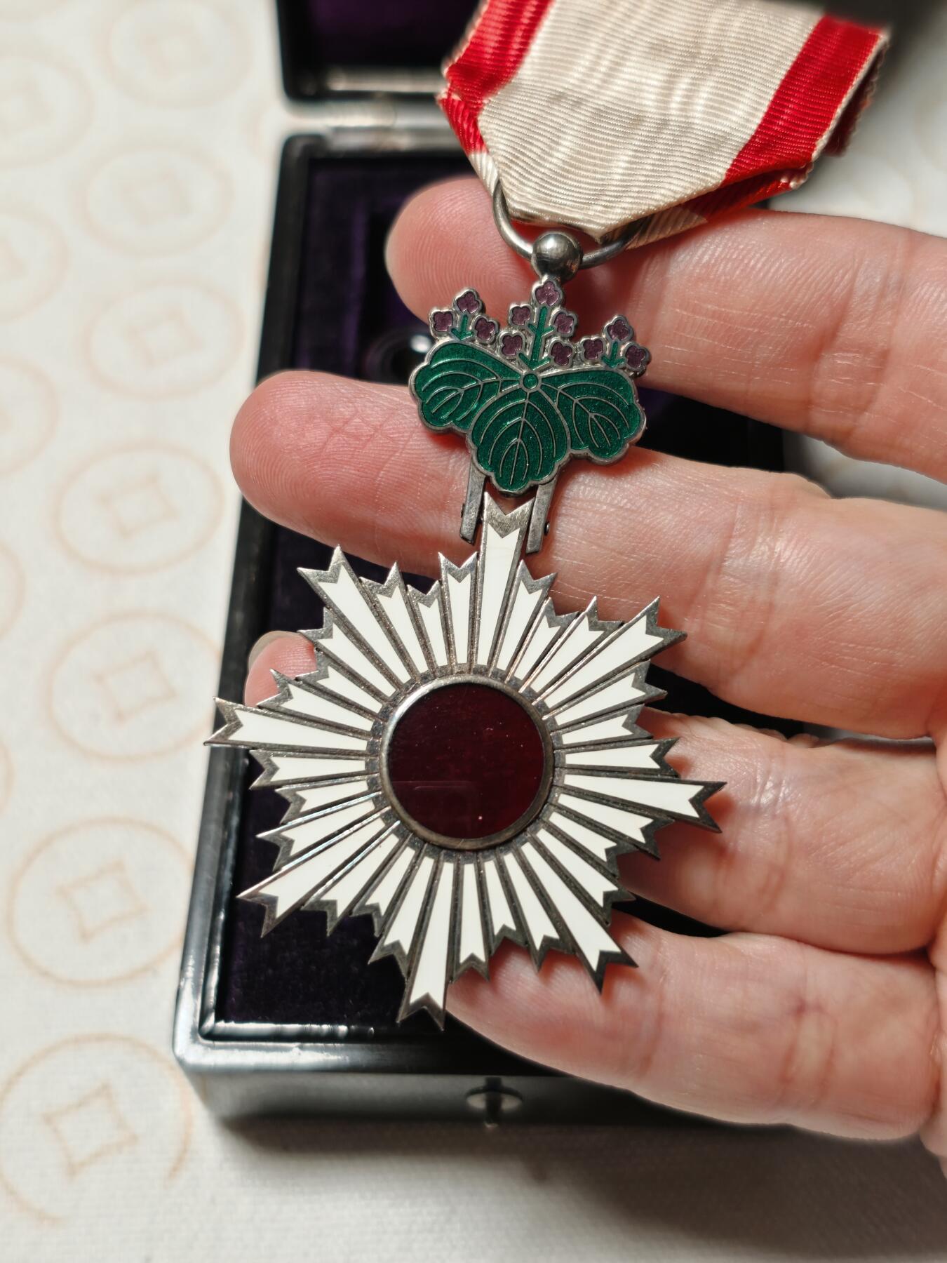 抚柳草堂-第二期章牌钱币 奖章勋章限时免佣 满百包邮 放漏专场 勋六等单光旭日章 银质36.9g七宝烧工艺 原盒带杯绶 品相很好推荐