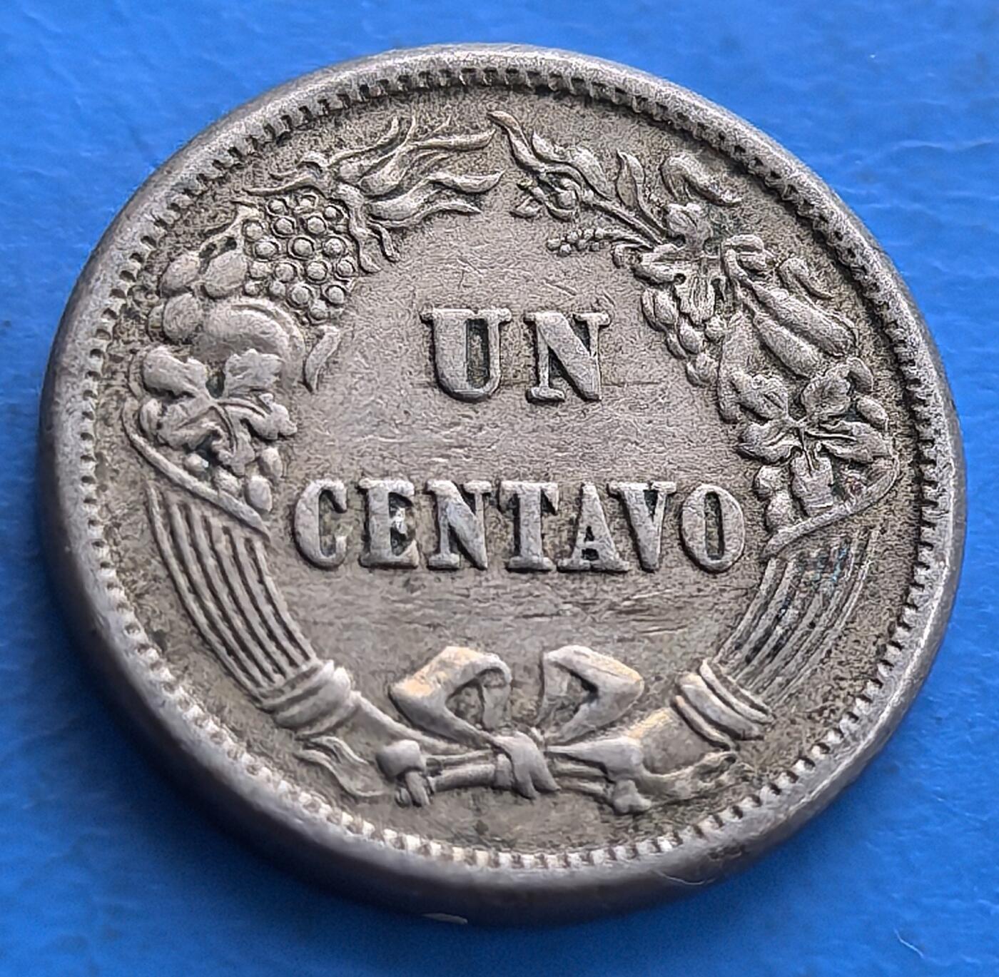 外国优质老铜币高银银币，周六九点倒数截拍，满百包邮，持续收拍 秘鲁1864 年1 分厚版铜币，正面 “UN CENTAVO” 由葡萄、花卉等组成的花环环绕，洋溢浓郁美洲风情；背面 “REPUBLICA PERUANA（秘鲁共和国）” 及纪年 “1864” 搭配放射太阳纹，见证特殊历史阶段。铜质材质历经超 160 年，设计融合本土文化与殖民印记，对研究拉美货币史、政治变迁意义重大，是承载历史记忆的实物遗存 。