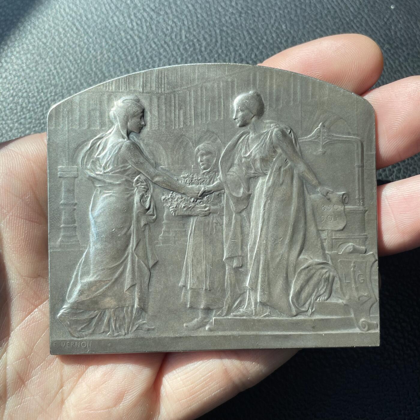 「木头集藏」“冬至雅藏”——章牌精品专场！ F. Vernon～法国银章 1905年比利时列日世博会，尺寸：63 x73mm，139 g，边铭：1 丰饶角 ARGENT。铜章较常见，银章非常罕见。正面是比利时女神在欢迎法国女神玛丽安娜，背面是世博会场馆。1905年世博会在比利时列日举办，以庆祝比利时王国独立70周年。此章由负责法国在境外参展事宜的“法国海外展览委员会”委托铸造。