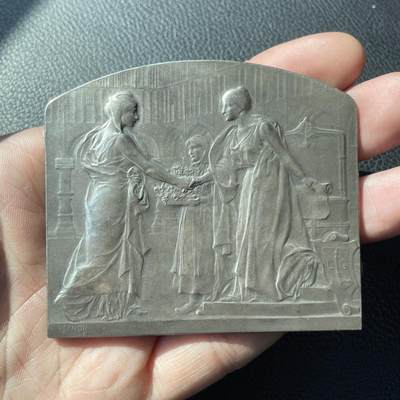 「木头集藏」“冬至雅藏”——章牌精品专场！ - F. Vernon～法国银章 1905年比利时列日世博会，尺寸：63 x73mm，139 g，边铭：1 丰饶角 ARGENT。铜章较常见，银章非常罕见。正面是比利时女神在欢迎法国女神玛丽安娜，背面是世博会场馆。1905年世博会在比利时列日举办，以庆祝比利时王国独立70周年。此章由负责法国在境外参展事宜的“法国海外展览委员会”委托铸造。