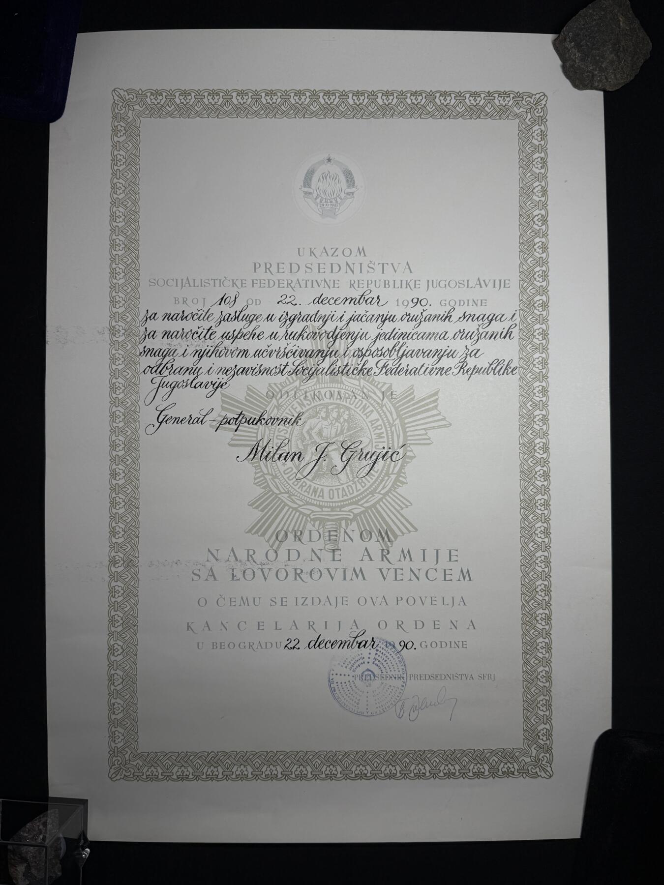 欢庆元旦！戎马世界章牌大赏第109期元旦大拍 南斯拉夫一级人民军勋章大证书，解体前夕授予中将Milan J. Gruji，非常少见，一级人民军仅颁发500多枚（该证书即为那五百分之一）授予事迹“ 因在南斯拉夫武装力量的建设与强化中作出特殊贡献，在指挥武装力量部队方面取得特殊成就，并为保卫南斯拉夫社会主义联邦共和国的主权与独立，完成了部队战力巩固及作战能力培养的重要工作”