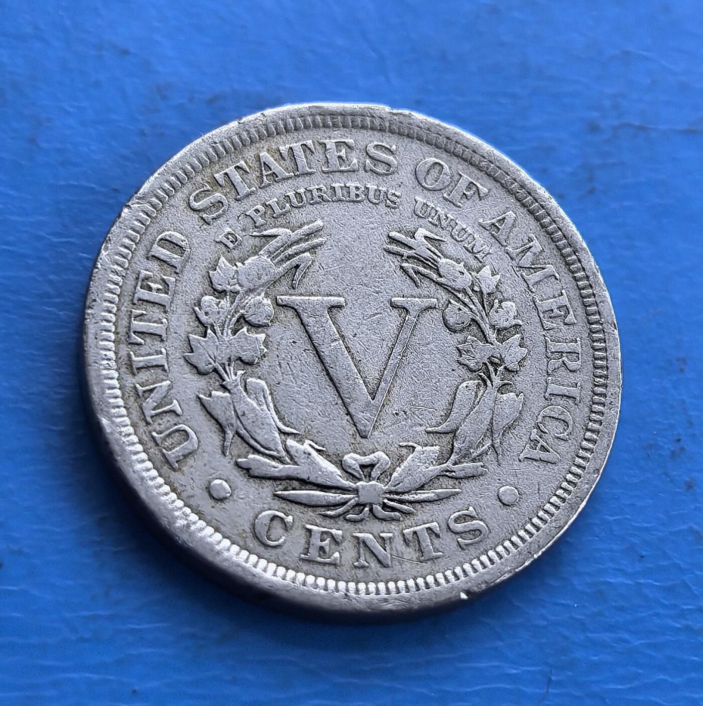 外国优质老铜币高银银币，周六九点倒数截拍，满百包邮，持续收拍 美国1903 年自由女神 5 分，正面是头戴 “LIBERTY” 冠饰的自由女神像，环饰星星，纪年 “1903”；背面铸 “UNITED STATES OF AMERICA 5 CENTS” ，搭配花环与 “V” 字（代表 5 分），体现美国货币文化。镍币材质、经典自由女神设计，对研究美国 19 世纪末 - 20 世纪初货币史、文化象征意义独特，是承载百年历史的实物