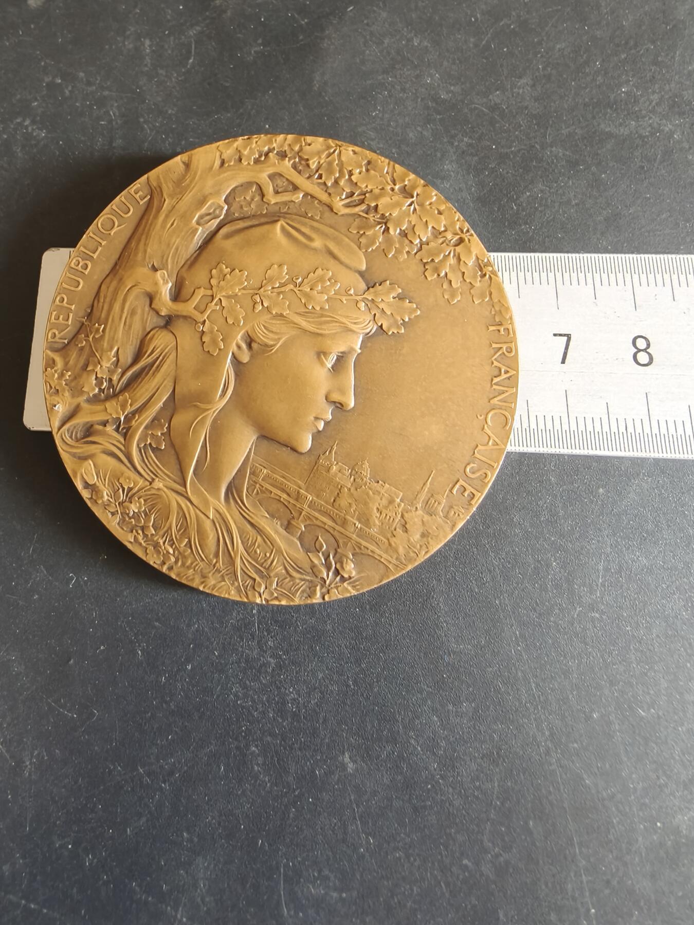 老王徽章第170期 法国1900巴黎世博会大铜章     大师夏普兰作品     直径64mm    重量99g