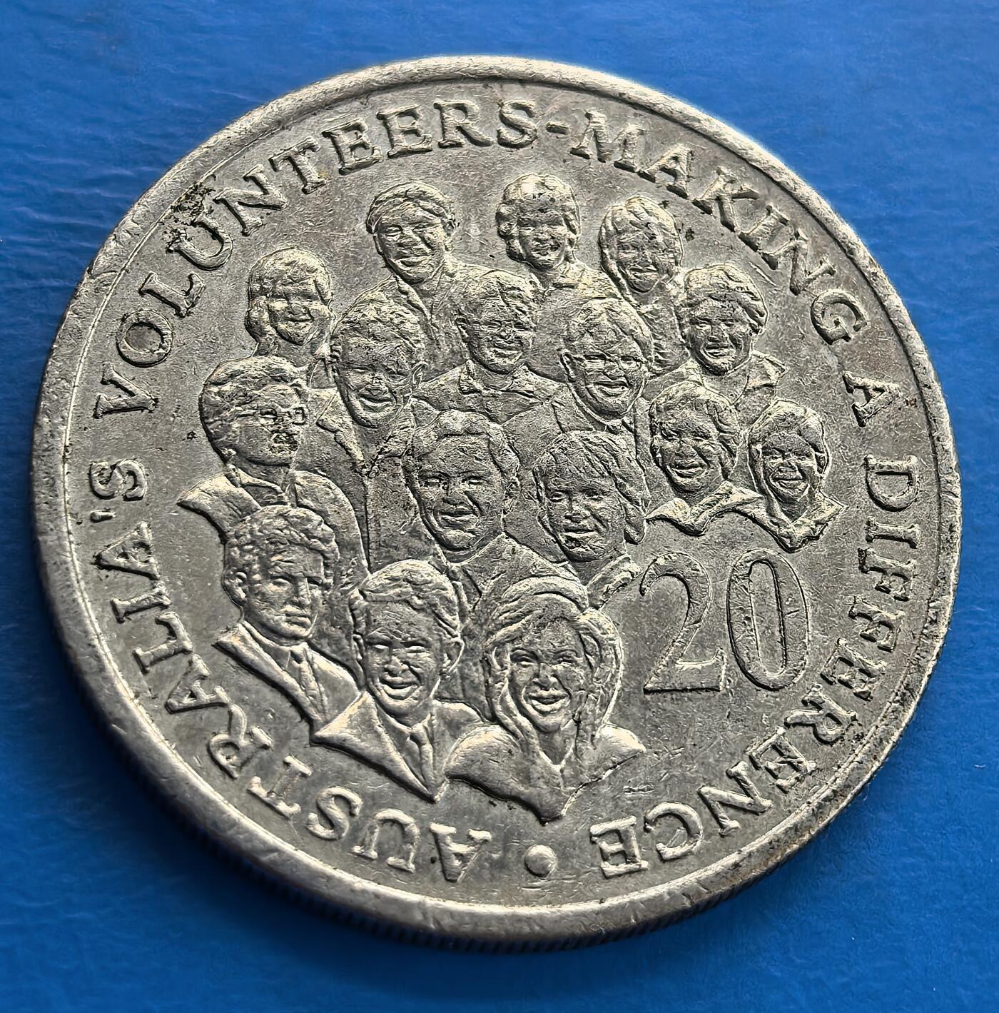 外国优质老铜币高银银币，周六九点倒数截拍，满百包邮，持续收拍 澳大利亚2003年志愿者纪念币，以 “AUSTRALIA'S VOLUNTEERS - MAKING A DIFFERENCE” 为主题，刻画多位志愿者群像，凸显志愿精神，是记录社会价值、展现人文关怀的钱币实物 。