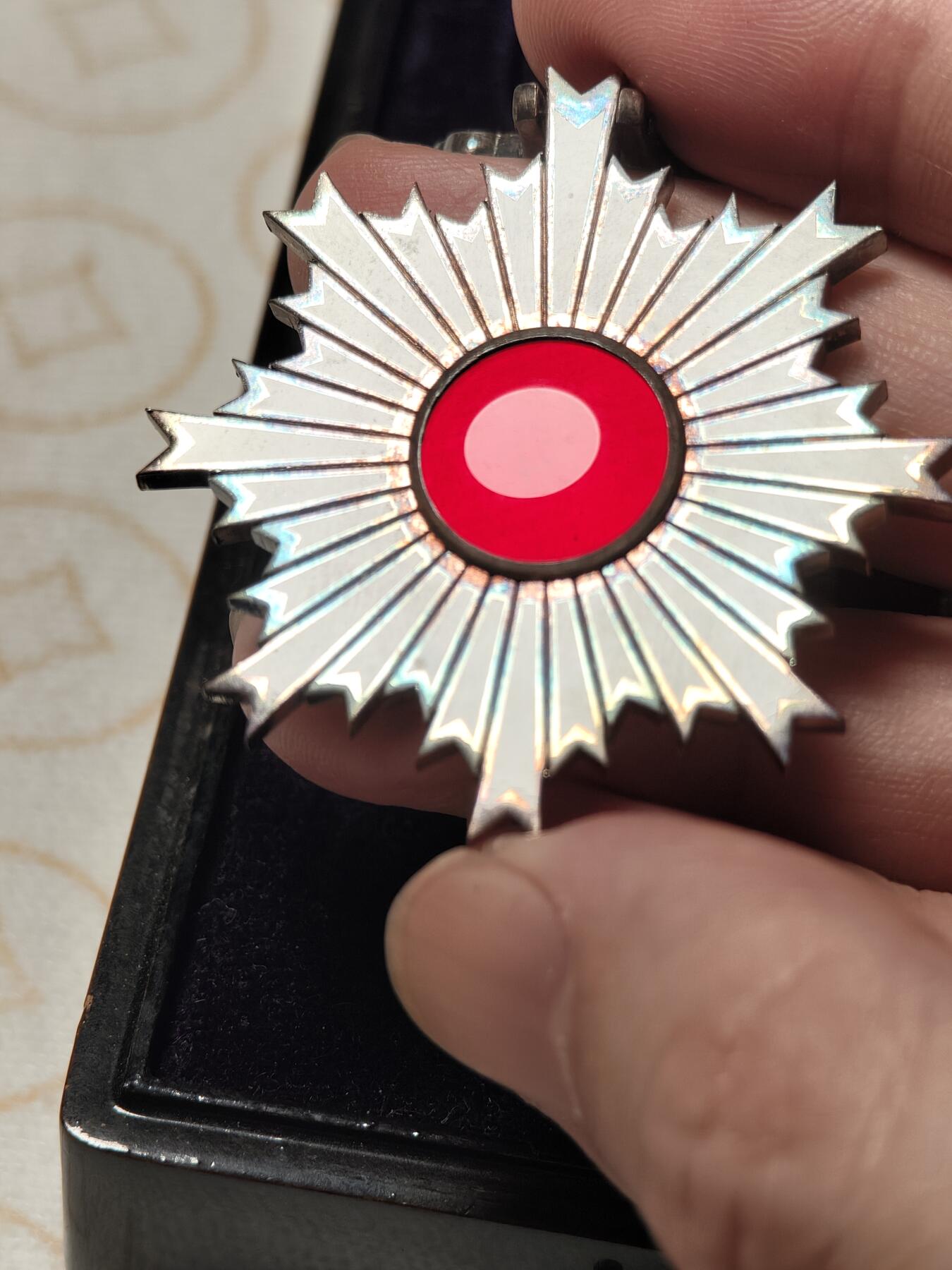 抚柳草堂-第二期章牌钱币 奖章勋章限时免佣 满百包邮 放漏专场 勋六等单光旭日章 银质36.9g七宝烧工艺 原盒带杯绶 品相很好推荐