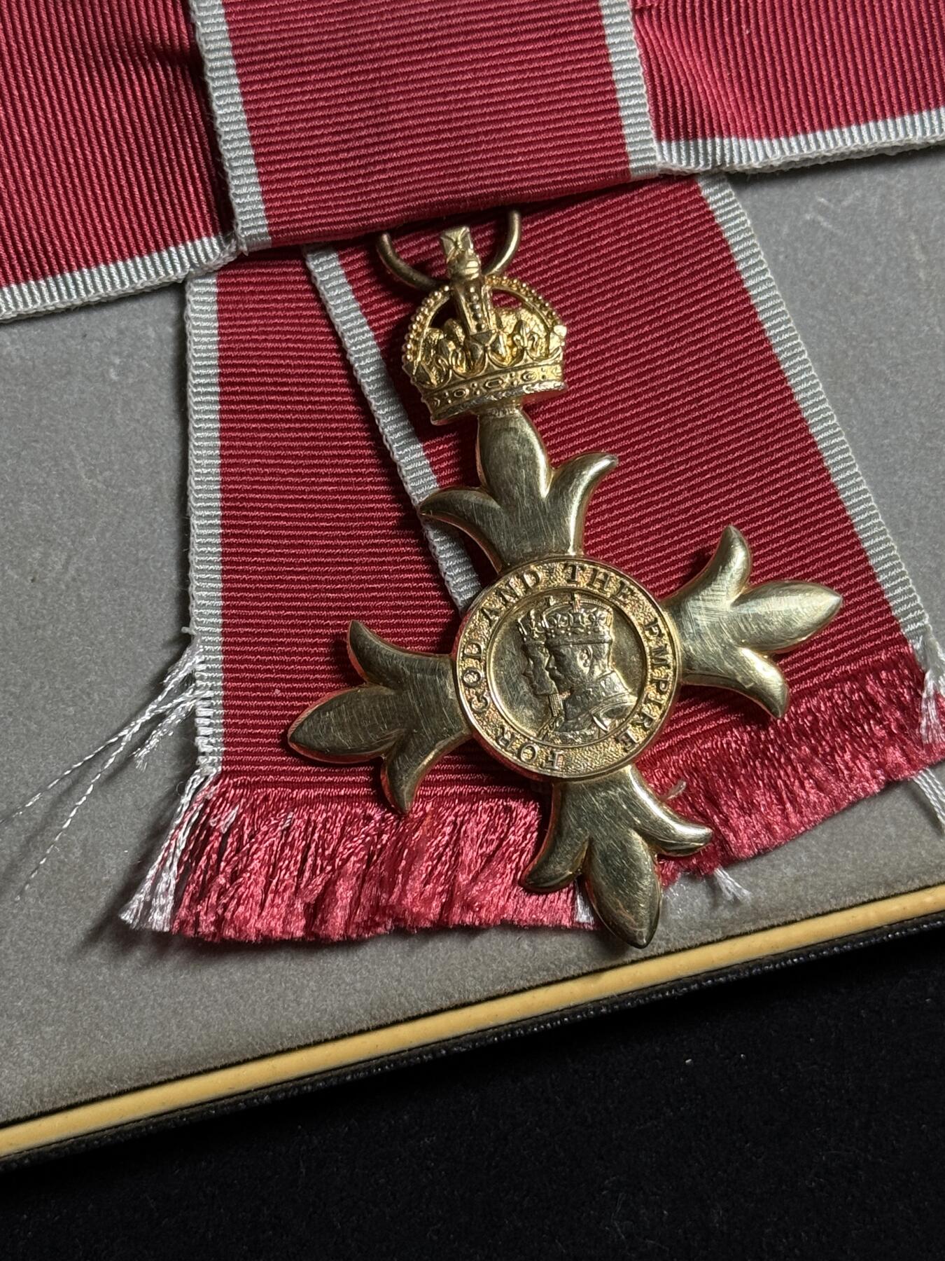 欢庆元旦！戎马世界章牌大赏第109期元旦大拍 英国军官级大英帝国勋章，女版，银制，带盒