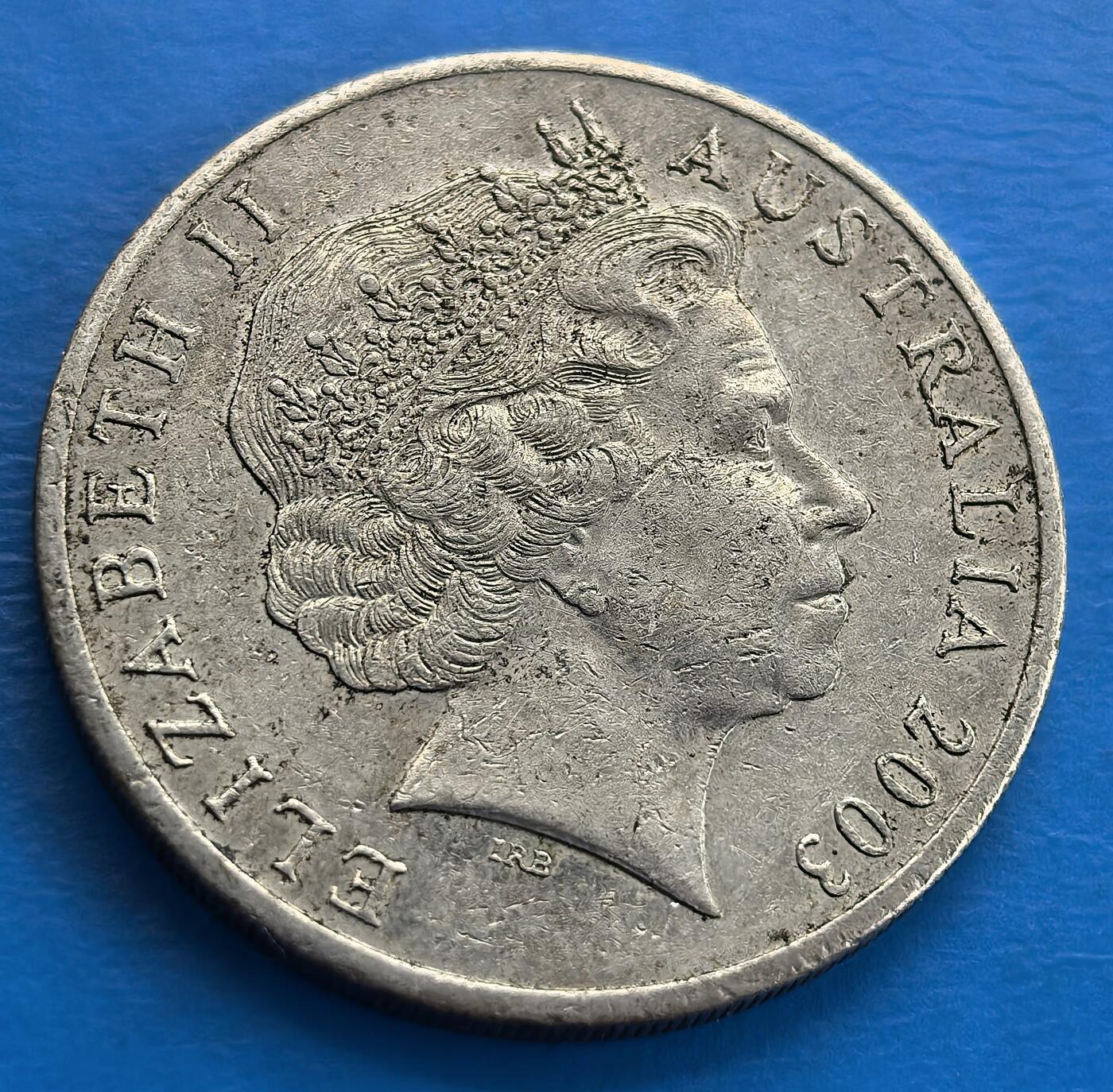 外国优质老铜币高银银币，周六九点倒数截拍，满百包邮，持续收拍 澳大利亚2003年志愿者纪念币，以 “AUSTRALIA'S VOLUNTEERS - MAKING A DIFFERENCE” 为主题，刻画多位志愿者群像，凸显志愿精神，是记录社会价值、展现人文关怀的钱币实物 。